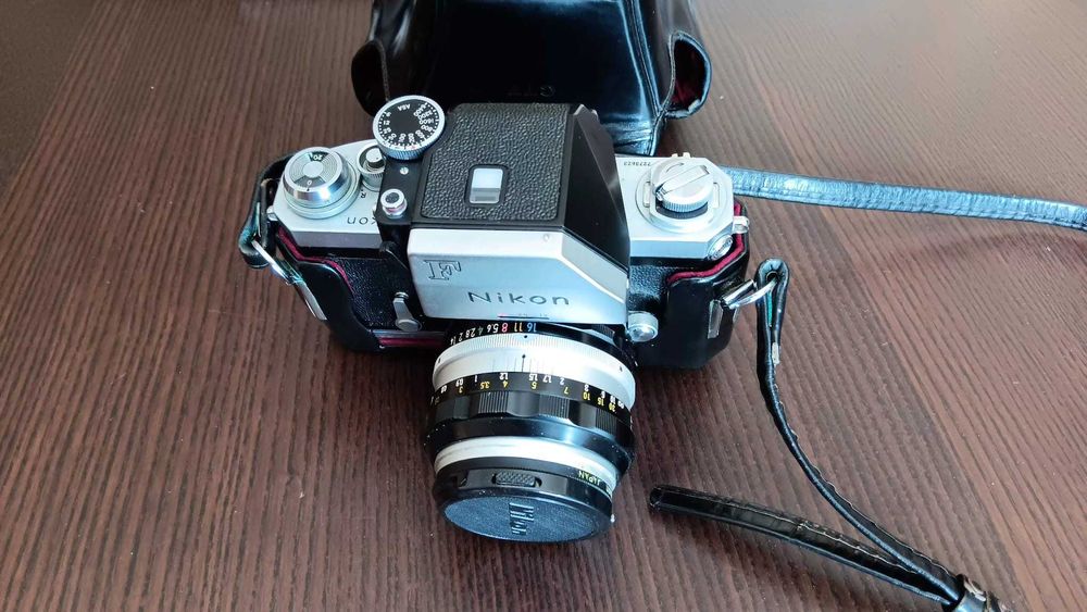 Nikon F analógica com 2 lentes