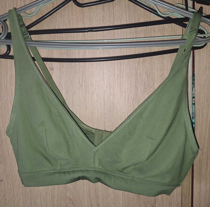 Biustonosz sportowy Essentials EU 75B.