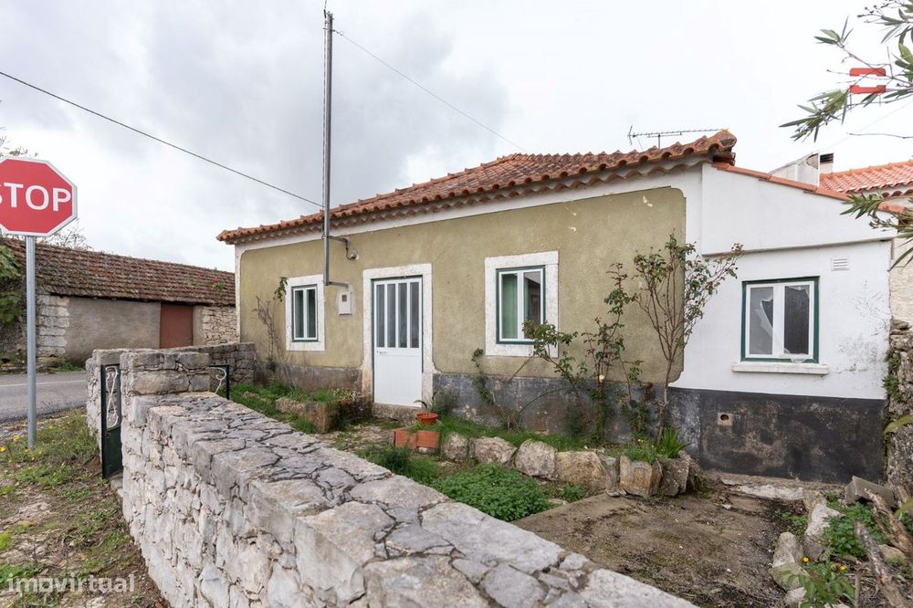 Moradia Para Restaurar Em Atouguia