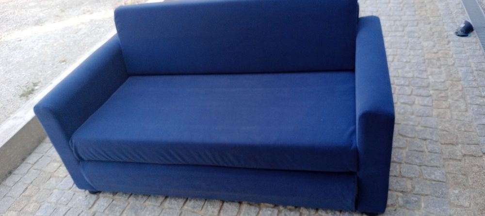 Sofá  em tom de azul escuro