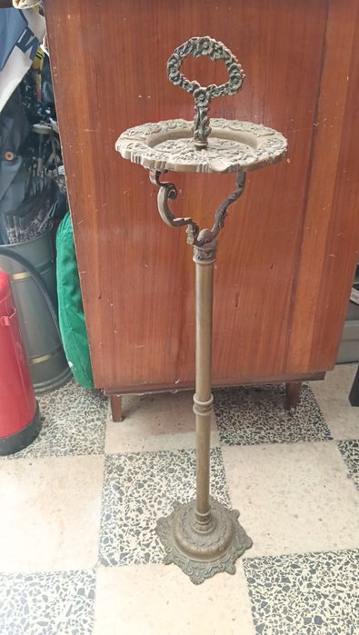 Cinzeiro pé alto latão
