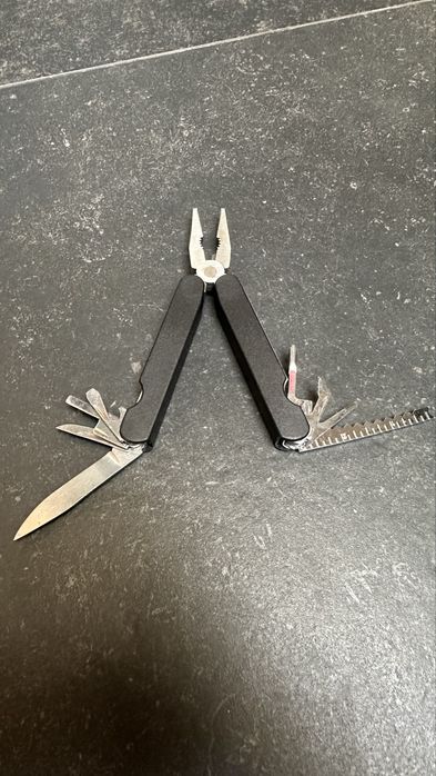 Kieszonkowy multitool / szczypce wielofunkcyjne czarne z narzędziami