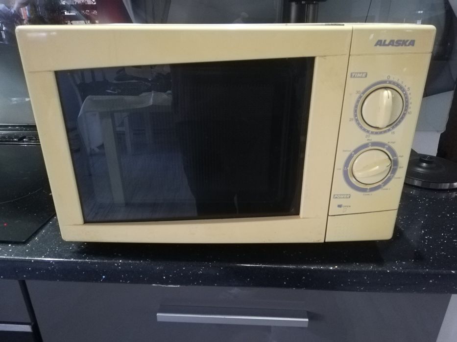 Sprzedam Mikrofalówka, sprawna w dobrym stanie, działa jak należy