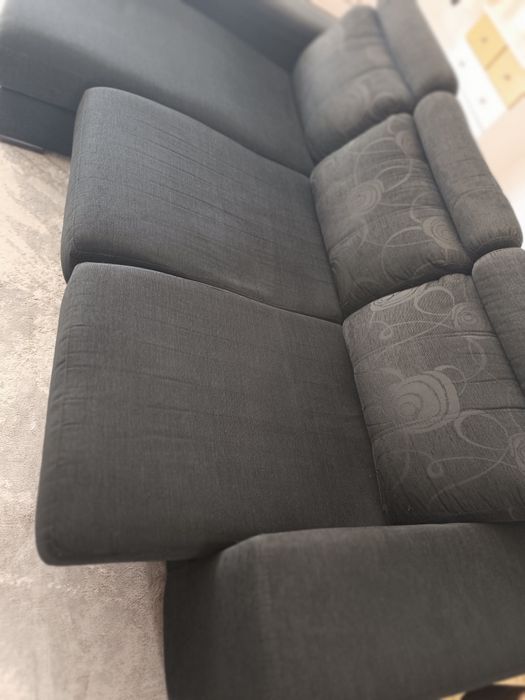 Sofá chaise longe preto com 3 puffs