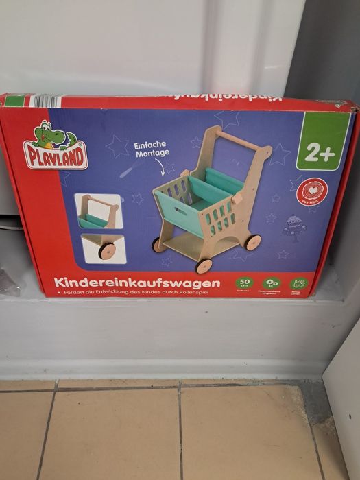 Wózek drewniany dla dzieci.