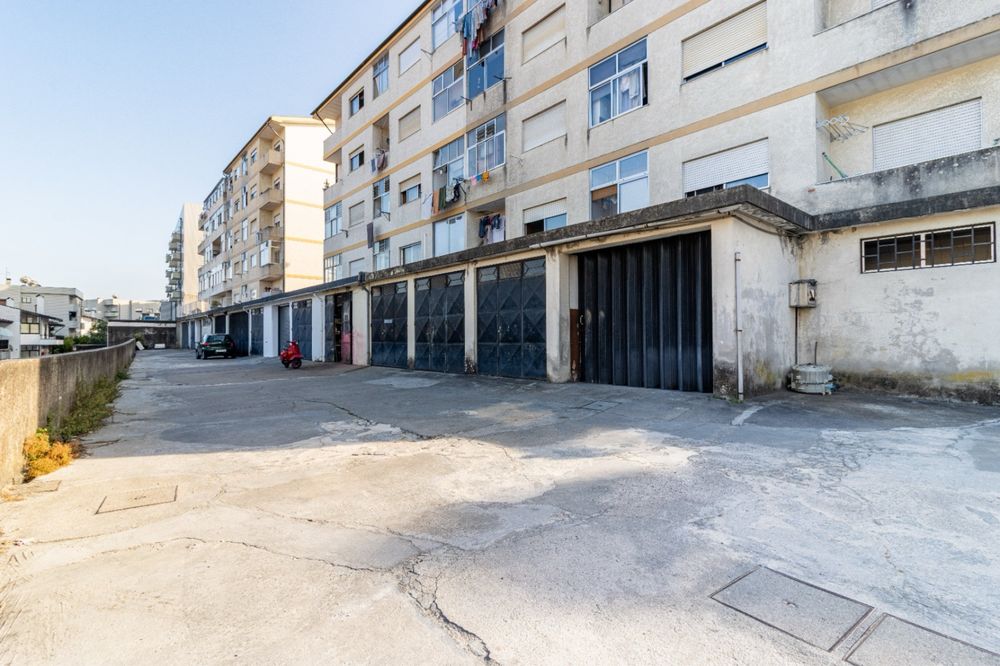 Garagem Individual 20m² com WC, Água e Eletricidade