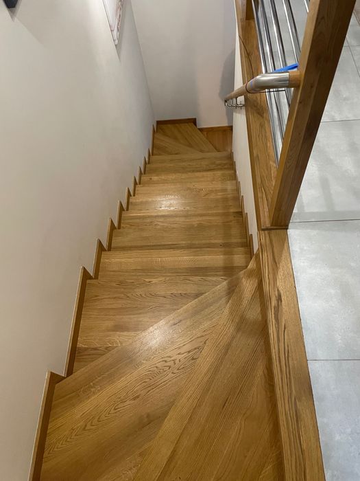 Schody drewniane dębowe lite zabiegowe, proste, podesty, parapety