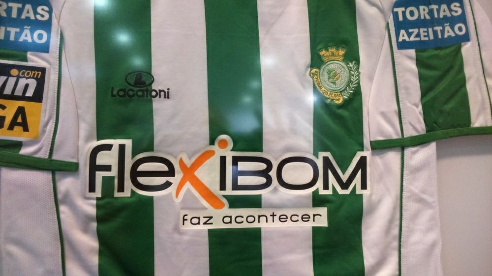 Camisa Vitória perfeitamente emoldurada entre dois vidros