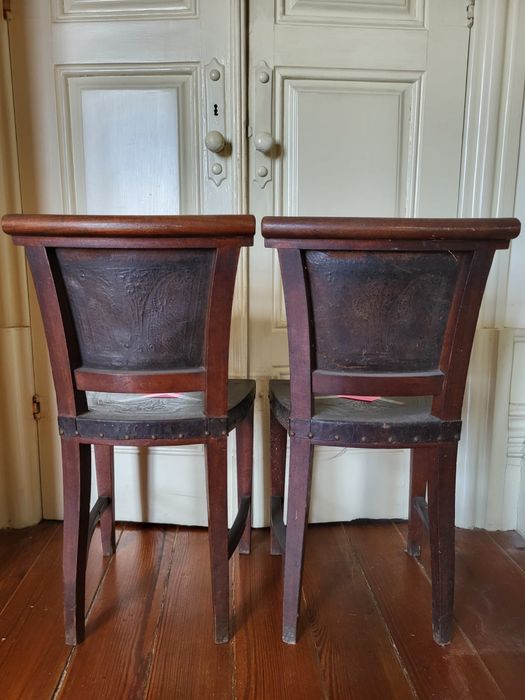 Par de cadeiras antigas em madeira e couro lavrado