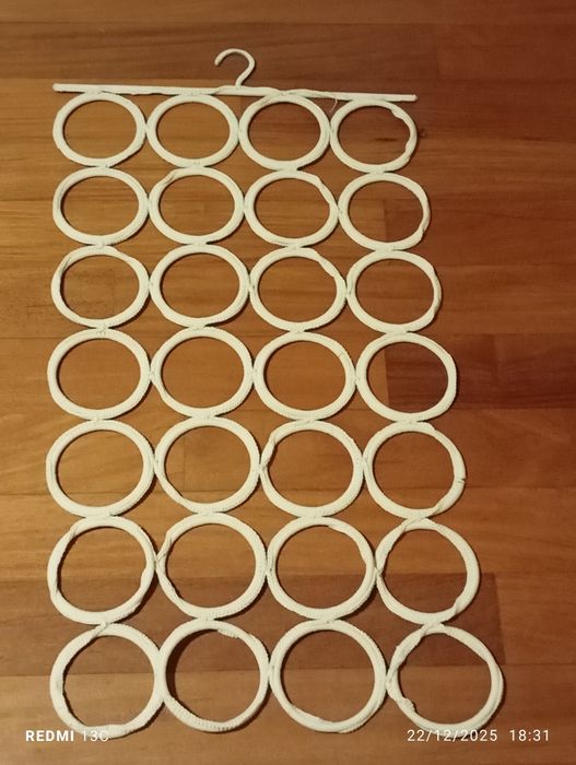 Acessório para pendurar lenços/cintos