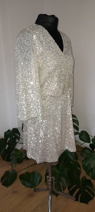 Złota sukienka cekinowa