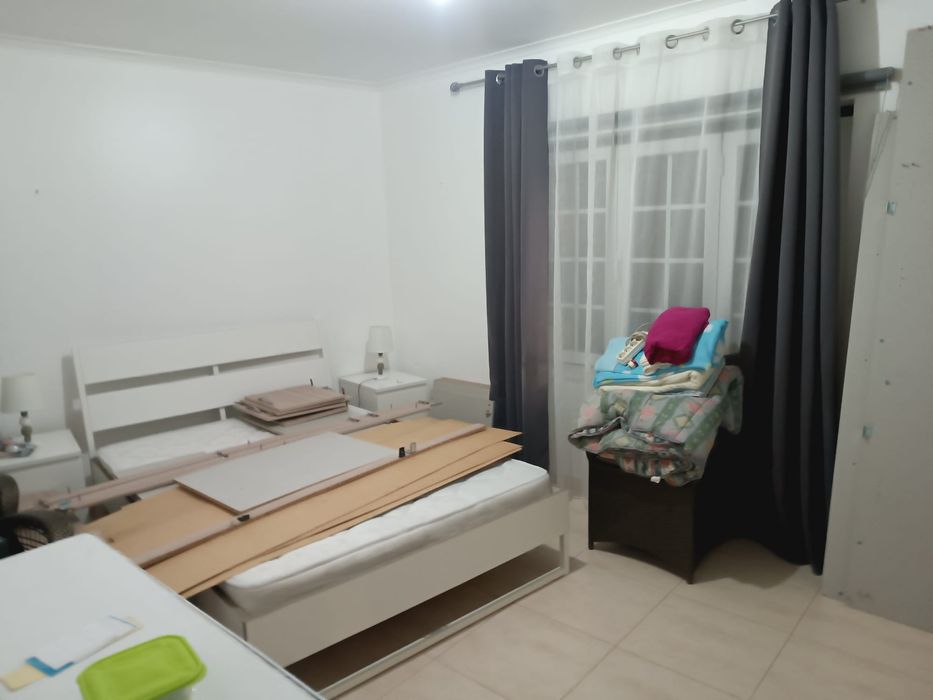 Aluga-se casa com dois quartos