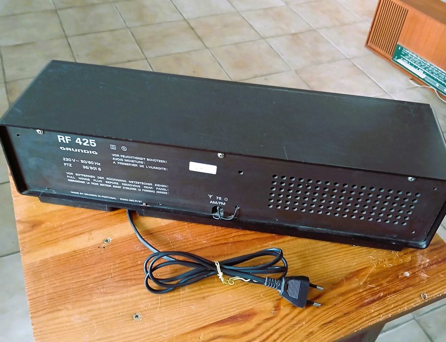 Rádio Grundig RF425 fabricado em Portugal