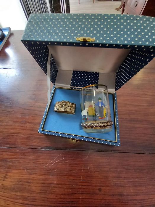 Argola de prata com copo pintado com guarnição em prata.