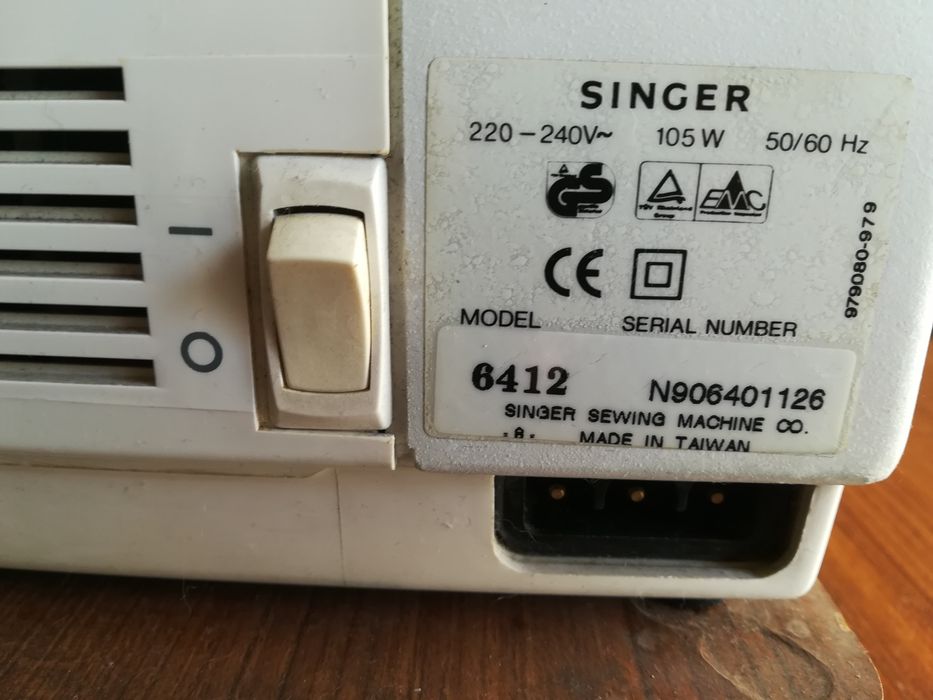 Máquina de costura elétrica singer com mesa