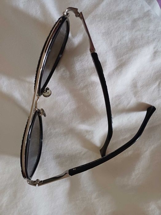 Óculos de sol pretos de marca Roberto Cavalli autênticos, impecáveis e sem riscos. A caixa dos óculos é que está um pouco riscada de andar na mala.