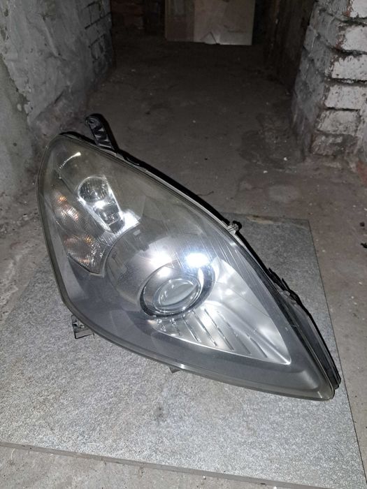 Lampa przednia opel zafira  b ,xenon