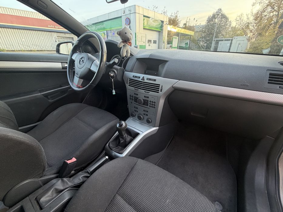 Opel Astra GTC 2006r