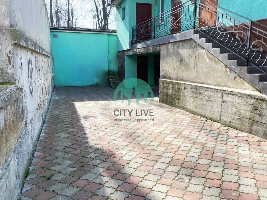 Продам великий гараж в центрі міста.  41,3кв.м. (63)