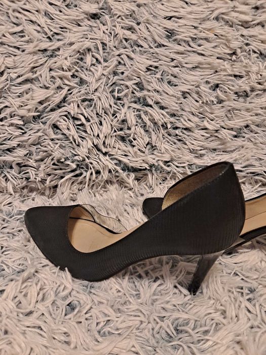 czarne szpilki zgrabne