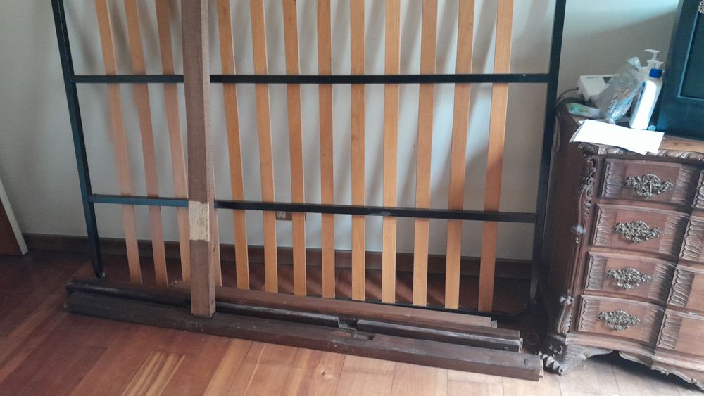 Cama e comodas vintage madeira sem bicho