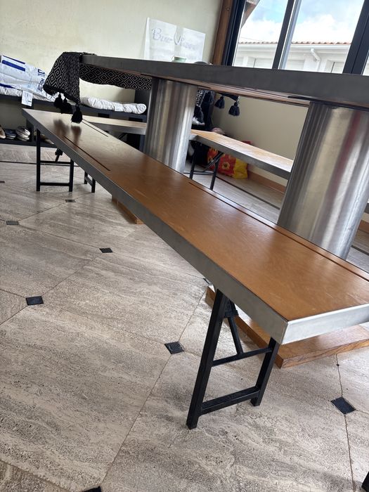 Mesa madeira com dois bancos grandes