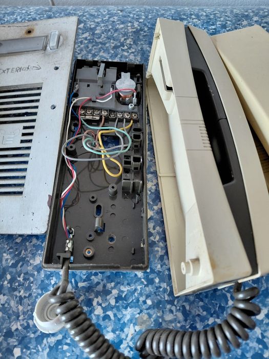 Campainha com 3 telefones intercomunicadoress