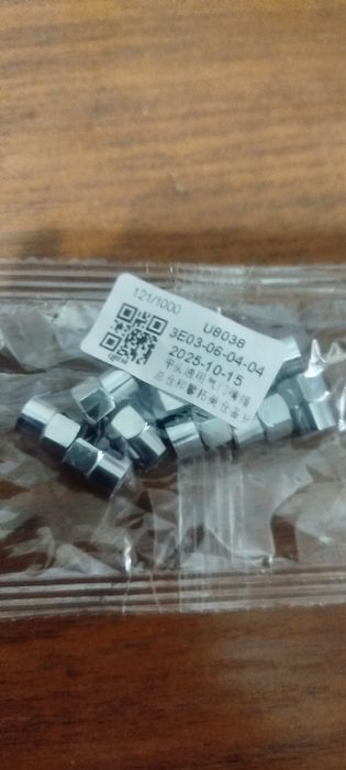 Хромированные колпачки на ниппель колеса