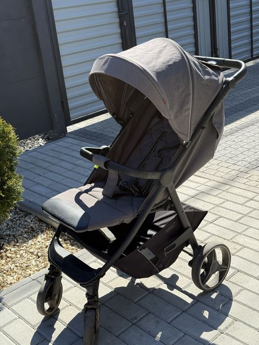Прогулянковий візочок CARRELLO Bravo