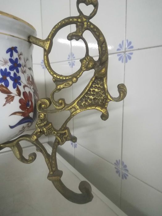 Louças entre outras coisas colecionáveis antiguidades