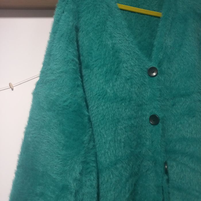 Długi swetr z alpaki.