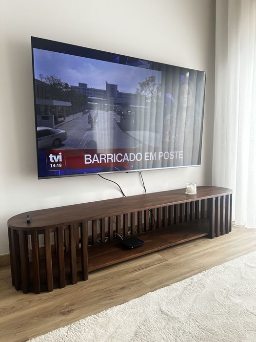 Vendo aparador de TV madeira de acácia escura