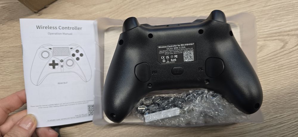 bezprzewodowy kontroler (gamepad) do gier, model RH418-F w kolorze czarnym