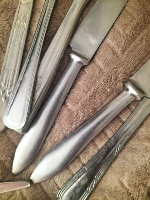 Kilkanaście sztuk sztućcy różne