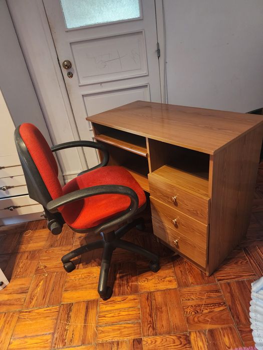 Secretaria com gavetas e cadeira