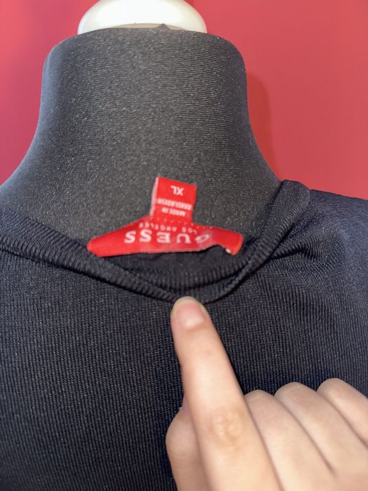 Czarny sweter guess