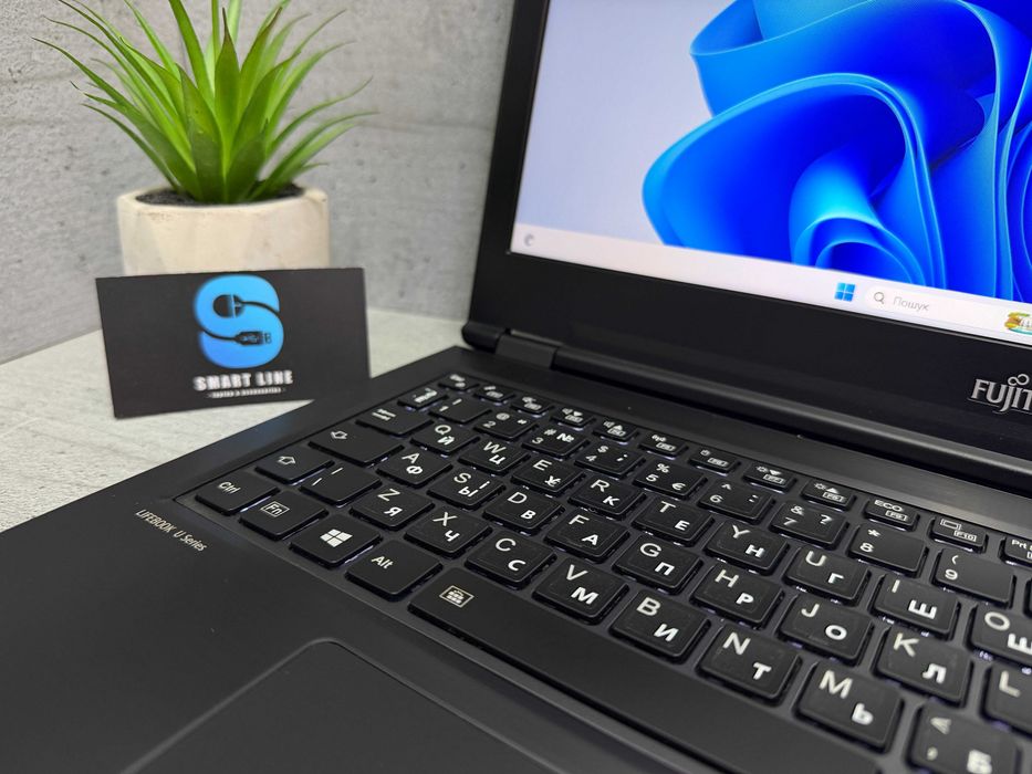 Стильний ноутбук Fujitsu U7510/i5-10310u/15.6"/256gb ssd/4G