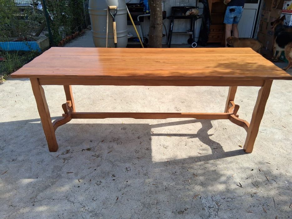 Móveis madeira com mesa e prateleiras