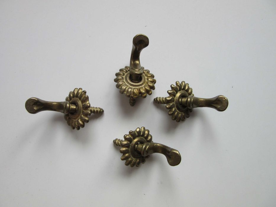 4 haczyki z szyldami .