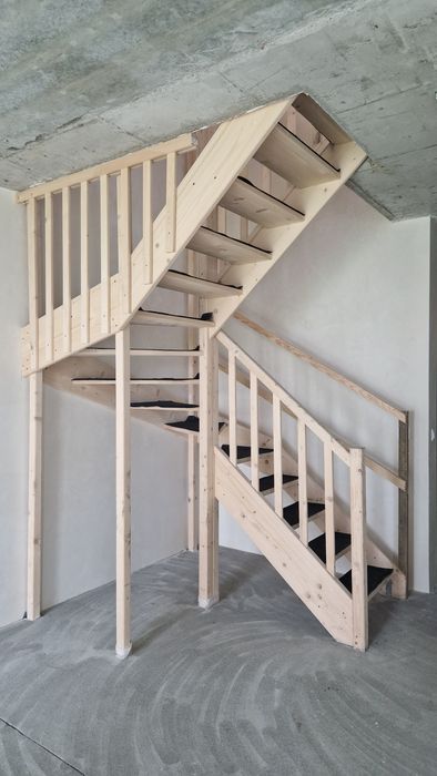 Schody sosnowe – 2 kondygnacje