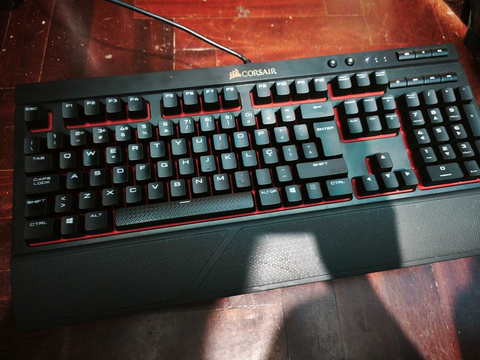Corsair K68 Mechanical Keyboard with Cherry MX Red Switches – In Excellent Condition64752396674691123