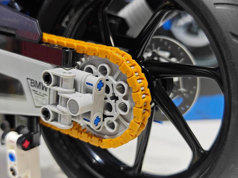 LEGO Technic BMW M 1000 RR 42130