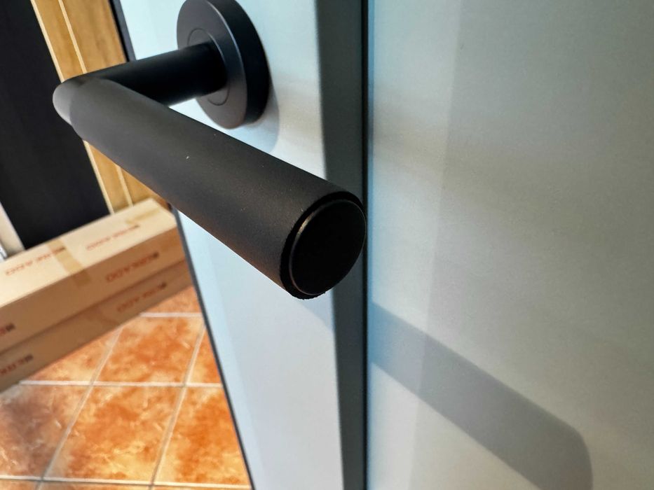 Klamka skórzana LEATHER SLIM czarna na szyldzie okrągłym