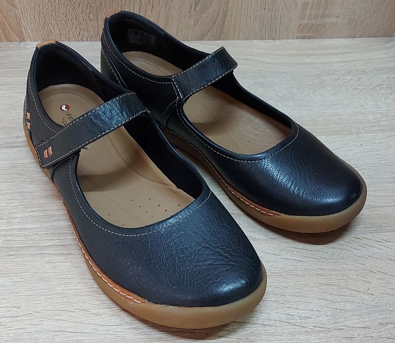 Шкіряні туфлі Clarks.