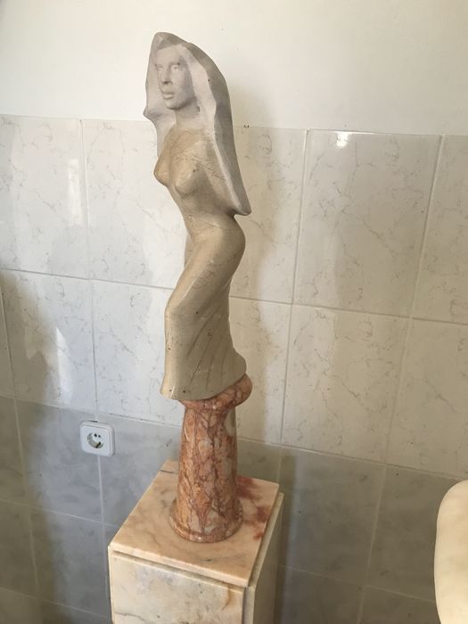 Escultura em mármore lioz base em encarnado dos negrais