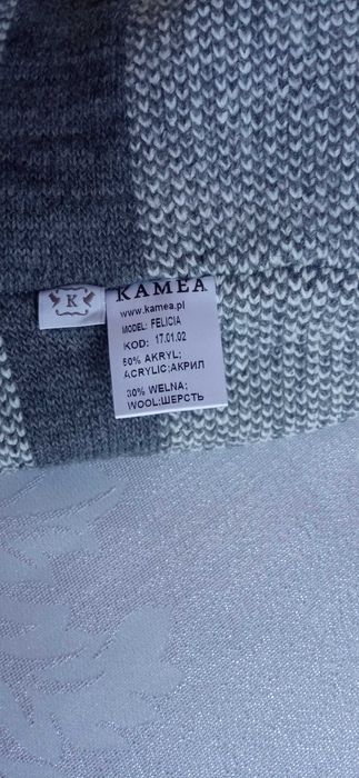 Czapka damska ,, Kamea,, w kolorze szarym z elementami dekoracyjnymi