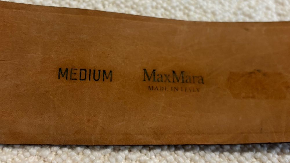 Piękny skórzany pasek MaxMara