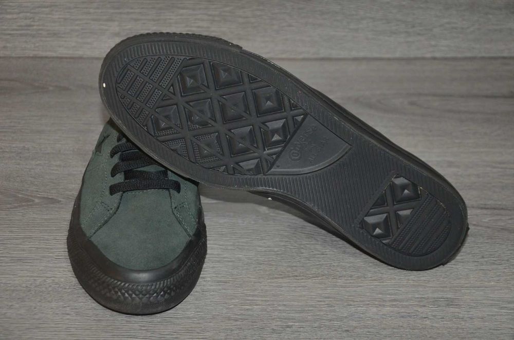 Продам кросівки замша Фірма Converse.