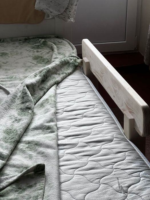 Бортик для ліжка