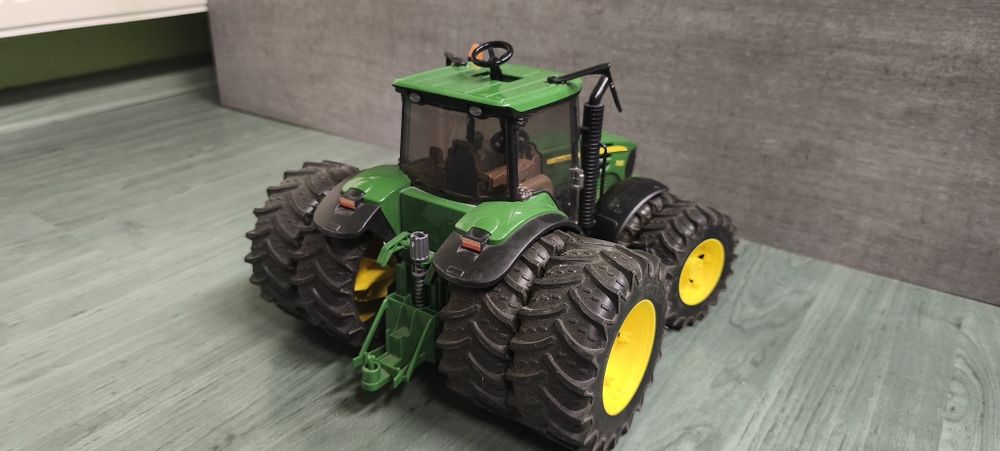 Traktor bruder John Deere na bliźniaczych kołach